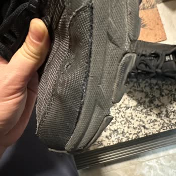 Skechers Ayakkabılar Yan Kısımlardan Yırtılıyor