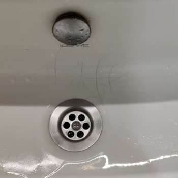 İdevit Marka Lavaboda Çatlaklar Oluşuyor