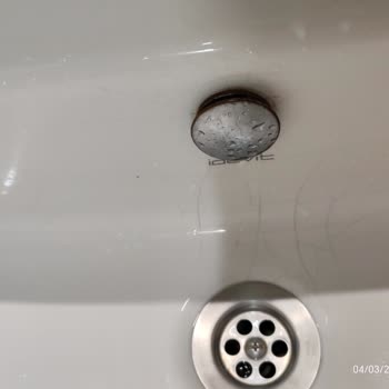 İdevit Marka Lavaboda Çatlaklar Oluşuyor