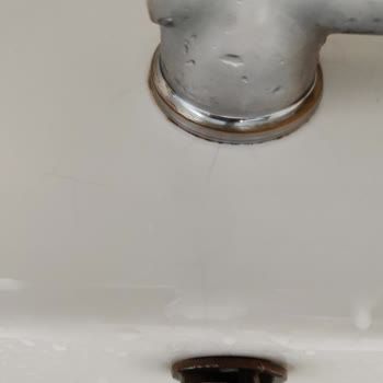 İdevit Marka Lavaboda Çatlaklar Oluşuyor