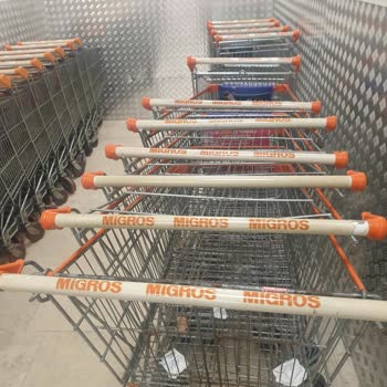Migros Pis, Paslı Ve Zor Hareket Eden Alışveriş Sepetleri