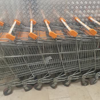 Migros Pis, Paslı Ve Zor Hareket Eden Alışveriş Sepetleri