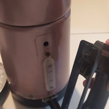 Fakir Çay Makinesinin Kulpu Kopuyor