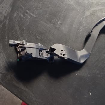 Adana Otokoç Servisi Ve 2022 Model Aracın Gaz Pedalının Kırılması