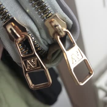 Armine Çantada Sorun Var