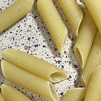 Filiz Makarna Üstünde Olan Lekeler