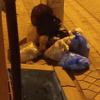 Sultangazi Belediyesi Çöp Konteyneri Olduğu Halde Kapının Önüne Cop Bırakılmış