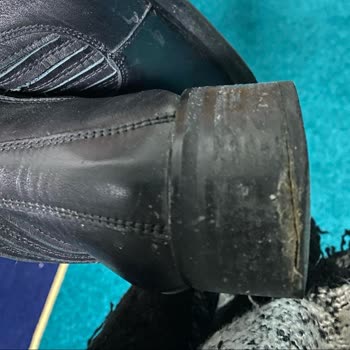 Elle Ayakkabı Elle 1 Ayda Topuğu Çıkan Ve 1 Ayda Tamir Edilemeyen Bot