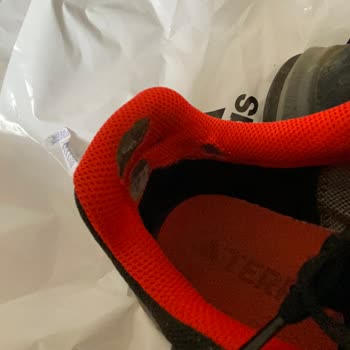 Adidas Ayakkabı Topuk Kısımları Kısa Sürede Deforme Oldu