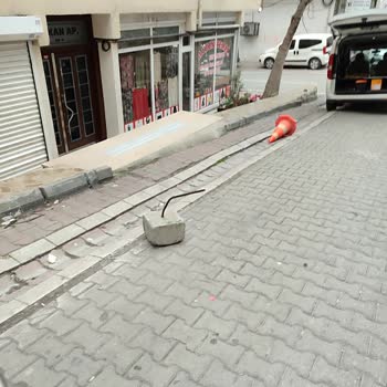 İBB - İstanbul Büyükşehir Belediyesi Sokakta Duba Koymak
