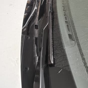 BMW 1.18i Ön Cam Lastiği