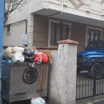 Kartal Belediyesi Binamızın Önündeki Çöpün Sürekli Dolması