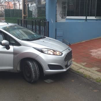 Kartal Belediyesi Binamızın Önündeki Çöpün Sürekli Dolması