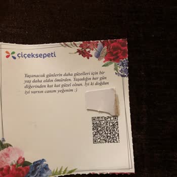 Solgun Ölmüş Çiçekler İle Çiçek Sepeti