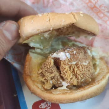 Popeyesta Aldığımız Menü Özensizdi Ve Tavuğun İçinden Kemik Çıktı.