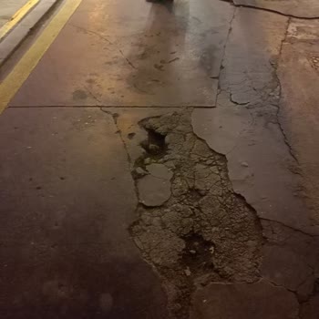 Metrobüs İstasyon Zeminlerinin Yayalar İçin Tehlikeli Olması