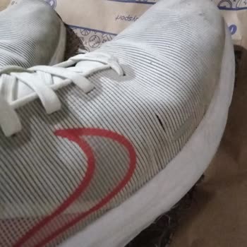 Temmuz Ayında Nike Marka Ayakkabı Aldım Oğlum Yanlardan Yırtılma Yapı
