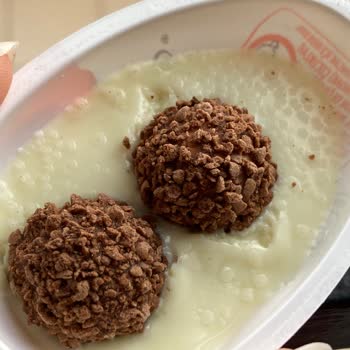 Kinder Joy Çikolatasının İçinde Bakteri Gibi Kabarcıklar