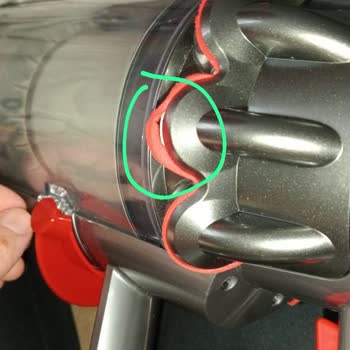 Dyson Süpürge Kırmızı Lastiği Çıkmış