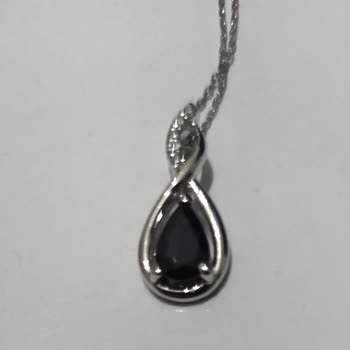 Blue Diamond Çakma Sıradan Bir Taş Takmış Kolyeye