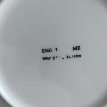 English Home Yemek Takımının Altındaki Marka Yazısının Silinmesi