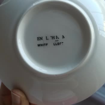 English Home Yemek Takımının Altındaki Marka Yazısının Silinmesi