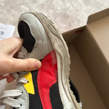 In Street Kötü Kalite Çakma Ayakkabı Ve Müşteri Memnuniyeti Sıfır