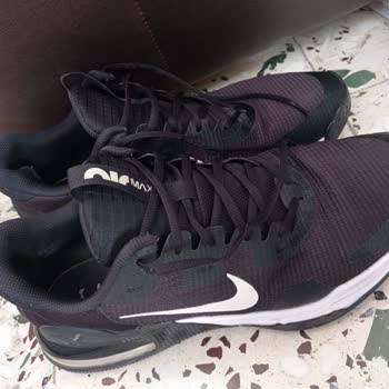 Nike. Arka Topuk Kısmında Aşınma.