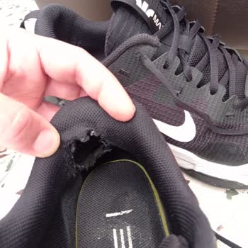Nike. Arka Topuk Kısmında Aşınma.