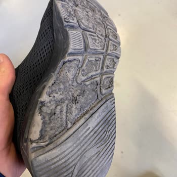 Skechers Ayakkabı Tabanında Yolunma, Delinme Mevcut...
