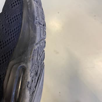 Skechers Ayakkabı Tabanında Yolunma, Delinme Mevcut...