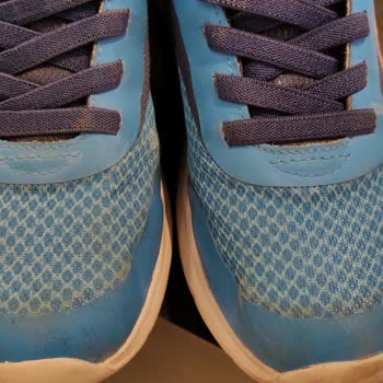 Skechers Yüksek Fiyat, Düşük Kalite: Yapıştırıcı Lekeli Ayakkabı