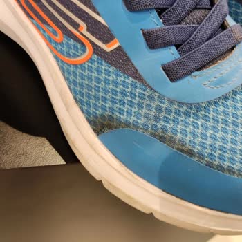 Skechers Yüksek Fiyat, Düşük Kalite: Yapıştırıcı Lekeli Ayakkabı