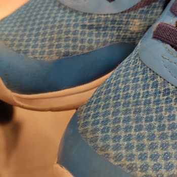 Skechers Yüksek Fiyat, Düşük Kalite: Yapıştırıcı Lekeli Ayakkabı