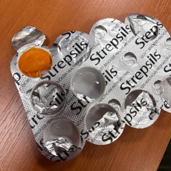 Strepsils Blister İçerisinde Erimiş Pastil