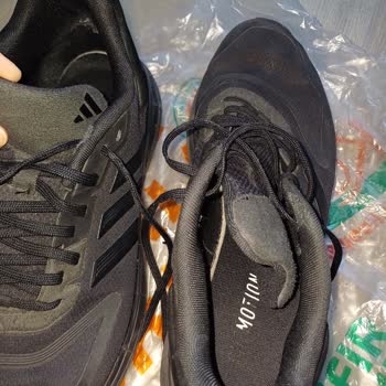 FLO Ayakkabı Adidas Ayakkabı 9 Ayda Dağıldı