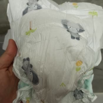 Ebebek Bezi Sızdırdı Sanki Altında Bez Yok Çocuğun