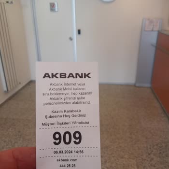 Akbank'ta Bekleme Çilesi Ve İletişim Sorunları