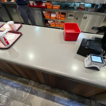 Popeyes Hijyen Sorunu Personelin Tavrı