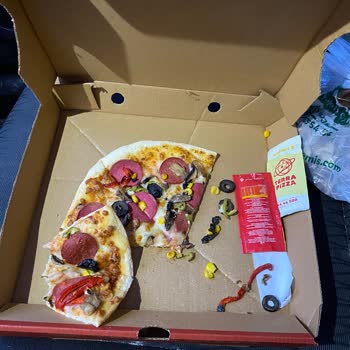 Terra Pizza İçerisinden Çıkana Bakın