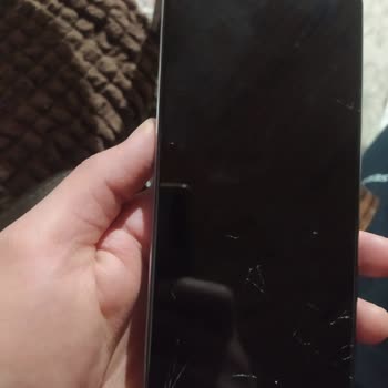 Reeder Telefonumun Cami Kırıldı