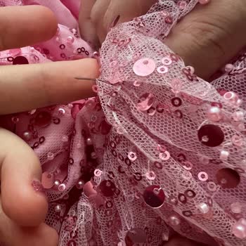 Larissa Gogel Elbisenin İçinde İğne Unutmuşlar