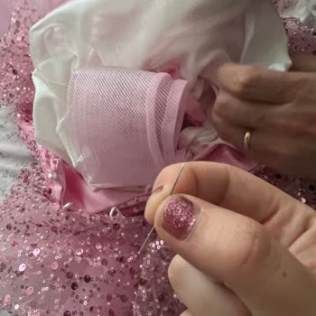 Larissa Gogel Elbisenin İçinde İğne Unutmuşlar