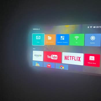 Anker Soundcore Nebula Mars 2 Pro Sol Tarafında Dumanlı Ve Beyaz Bir Yansıma