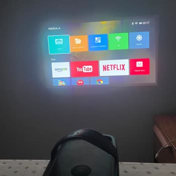 Anker Soundcore Nebula Mars 2 Pro Sol Tarafında Dumanlı Ve Beyaz Bir Yansıma