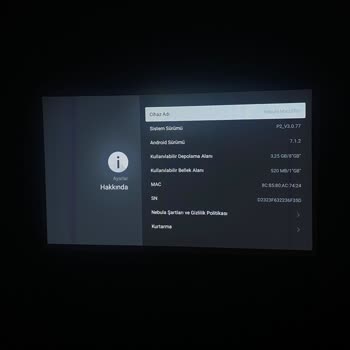 Anker Soundcore Nebula Mars 2 Pro Sol Tarafında Dumanlı Ve Beyaz Bir Yansıma