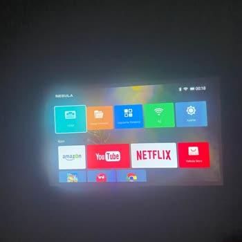 Anker Soundcore Nebula Mars 2 Pro Sol Tarafında Dumanlı Ve Beyaz Bir Yansıma