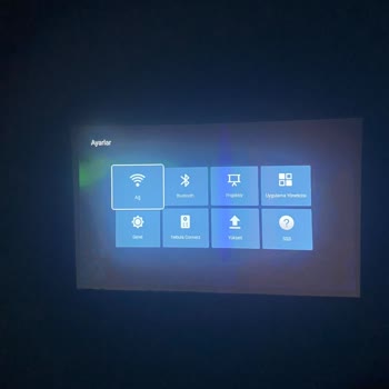 Anker Soundcore Nebula Mars 2 Pro Sol Tarafında Dumanlı Ve Beyaz Bir Yansıma