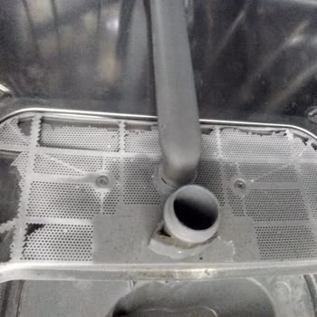 Arçelik 6233 Model Bulaşık Makinesi Metal Süzgeç Desteğinin Kırılması