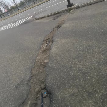 Sivas Belediyesi Yetersiz Asfalt Çalışması Ve Çukurların Verdiği Zarar